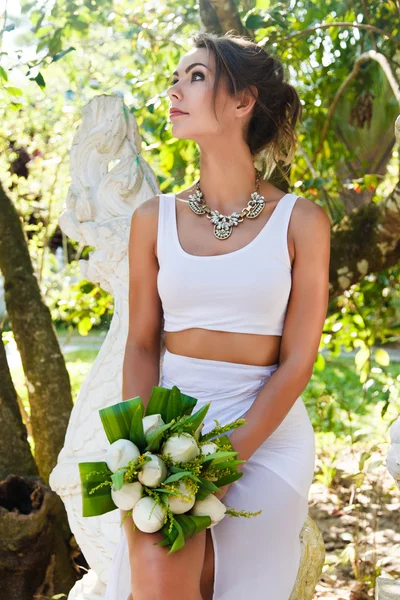 Happy bride posing in park — Stockfoto