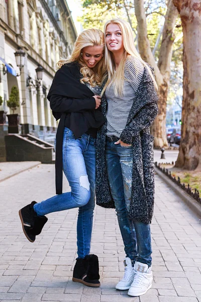 Blonde girls having fun on the street — Zdjęcie stockowe