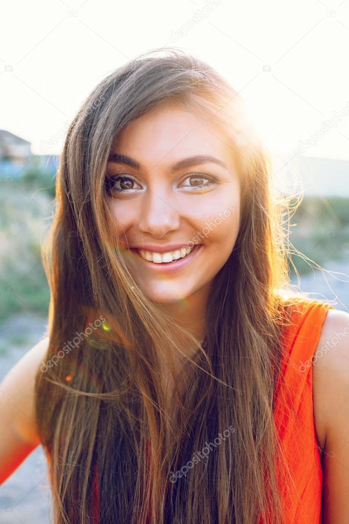 Close up outdoor portrait of young beautiful girl