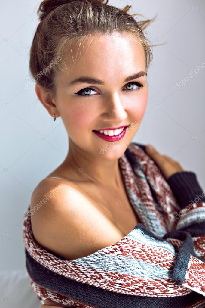 Schöne Dame posiert im Morgenlicht — Stockfoto © AnnHaritonenko #75374231