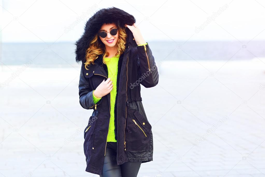 Outdoor lifestyle portrait of stylish woman