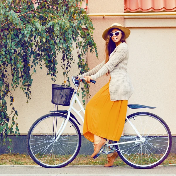 Hipster girl with retro bike outdoors — Stock Photo, Image