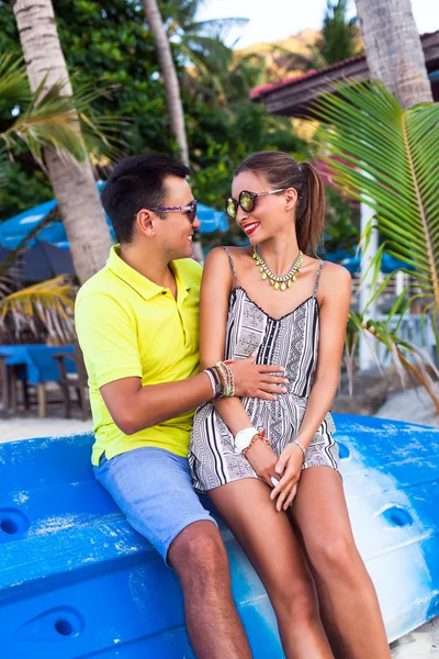 Couple in love sitting at tropical beach — 图库照片