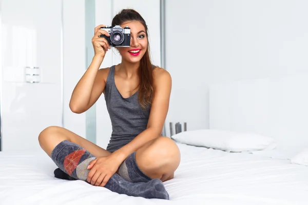 Девушка фотографирует на винтажную камеру — стоковое фото