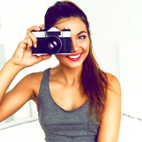 Girl making picture on retro camera — Stock Photo, Image
