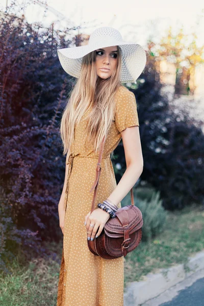 Girl posing outdoor at city park — Stok fotoğraf