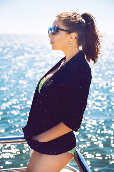 Young stylish model posing at seaside — Zdjęcie stockowe