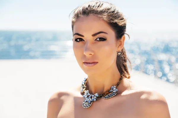 Donna in elegante collana di diamanti grande — Foto Stock