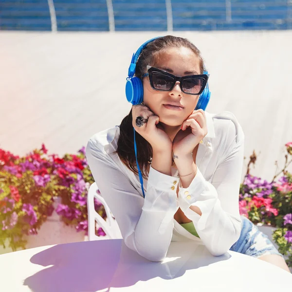 Morena mujer escuchando música en sus auriculares —  Fotos de Stock