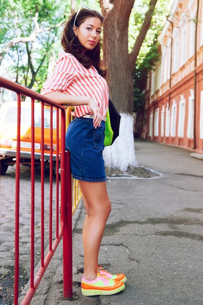 Tan slim woman posing at the street — 图库照片