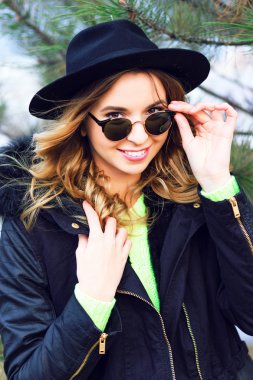 girl posing in nice winter day