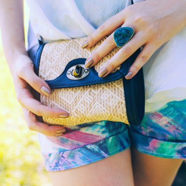 küçük vintage çanta tutan kadın