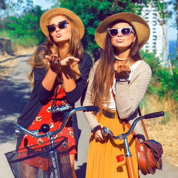 Meninas felizes enviar-lhe beijo de ar — Fotografia de Stock