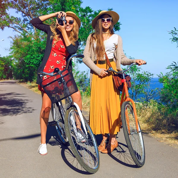 Hipster girls have perfect free day — Stockfoto