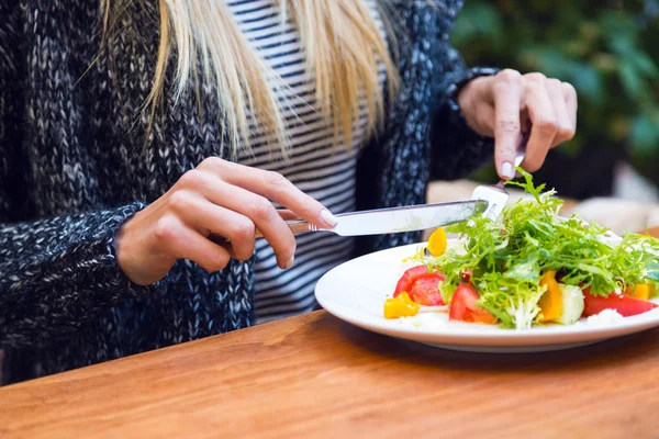 Donna bionda che mangia insalata sana — Foto Stock