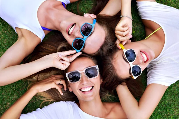 Pretty hipster woman laying on the grass — Stock Photo, Image