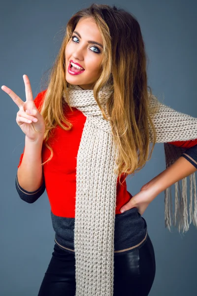 Mujer en bufanda con maquillaje ahumado — Foto de Stock