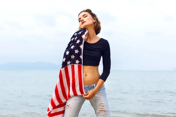 Sexy woman holding american flag — Stockfoto