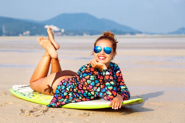Retrato de deslumbrante sexy surfista mulher — Fotografia de Stock