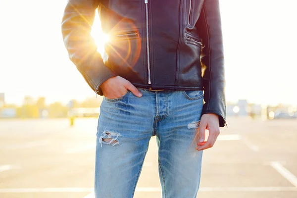 Man die zich voordeed op zonnige dag — Stockfoto