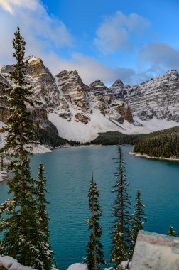 Banff Ulusal Parkı 'nda gün doğumunda Ten Peak Vadisi' nde Moraine Gölü. Sonbaharın başlarında karlı dağlar ve çam ağaçları, mavi turkuaz su.