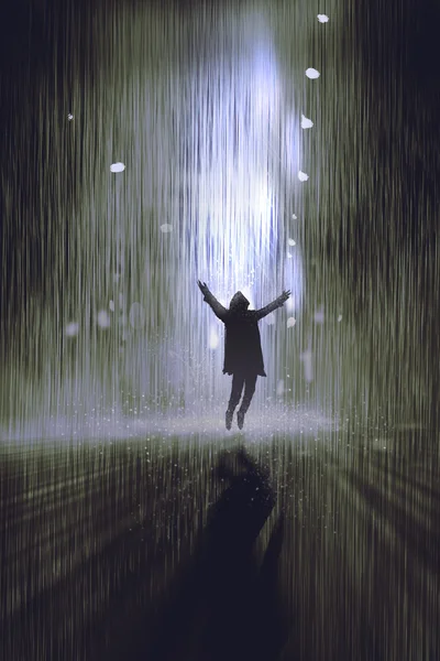 Homem levantando braços à chuva à noite — Fotografia de Stock