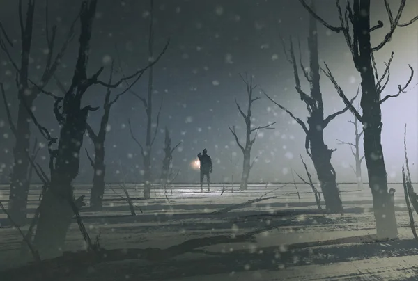 Hombre sosteniendo linterna se encuentra en el bosque oscuro con niebla — Foto de Stock