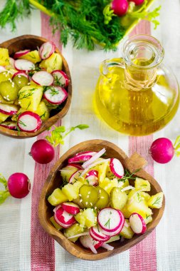 Sıcak patates salatası ile turp, soğan, dereotu