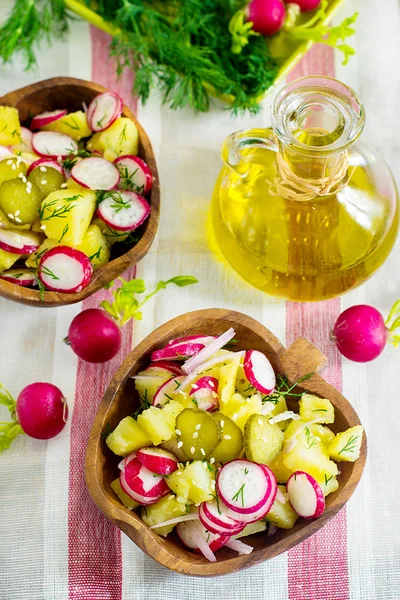 Sıcak patates salatası ile turp, soğan, dereotu