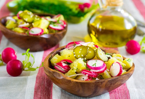 Salade de pommes de terre tiède au radis, oignons, aneth — Photo