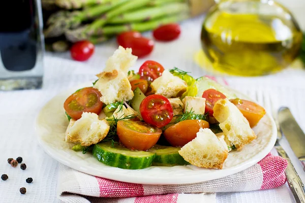 Ensalada con pepinos, tomates cherry, queso feta —  Fotos de Stock