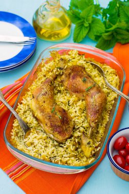 Safran pirinç ve baharat ile tavuk budu