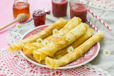 Reçel ile ince krep krep