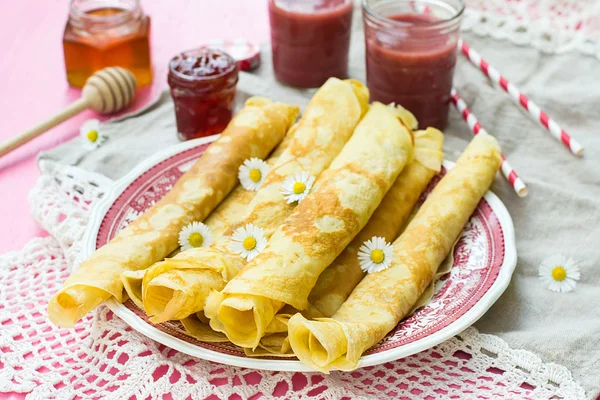 Thin pancakes crepes with jam — Stock Photo, Image