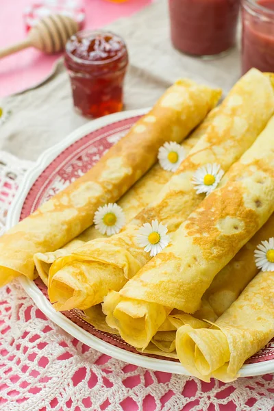 Thin pancakes crepes with jam — Stock Photo, Image