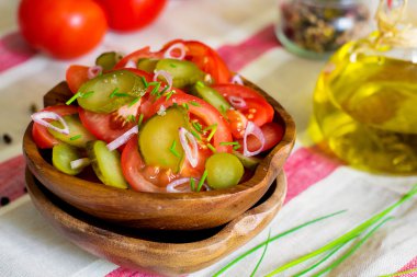 Taze salata domates, turşu ve soğan ile
