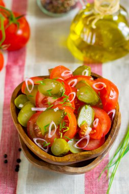 Taze salata domates, turşu ve soğan ile