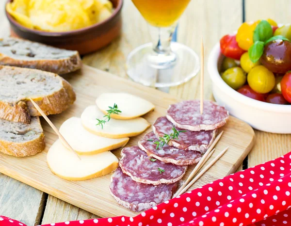 Salame et queijo defumado para tapas — Fotografia de Stock
