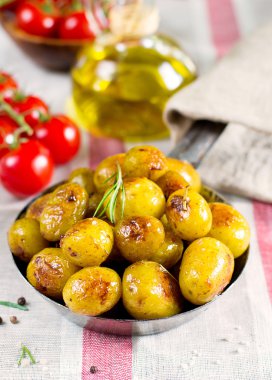 Rosemary ile kavrulmuş bebek patates