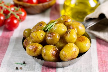 Rosemary ile kavrulmuş bebek patates