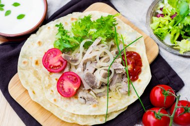 Gözleme et, soğan, marul ve domates ile