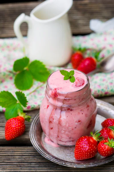 Yaourt aux fraises fait maison à la vanille — Photo