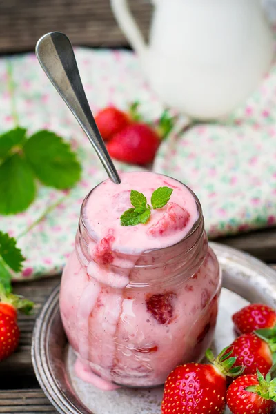 Zelfgemaakte aardbei yoghurt met vanille — Stockfoto