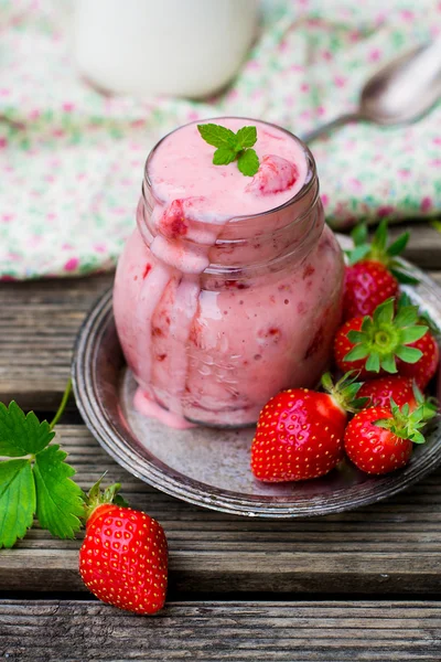 Домашній полуничний йогурт з ваніллю — стокове фото