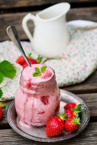 Yaourt aux fraises fait maison à la vanille — Photo