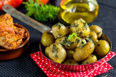 Komposto yepyeni bebek patates maydanoz sos ile