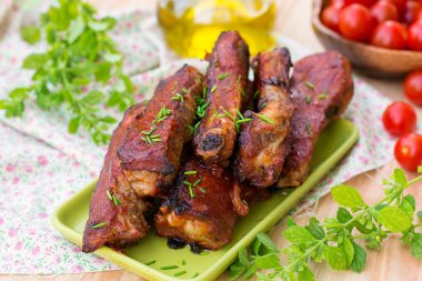 Barbekü kırsal tarzda Domuz kaburga fırında