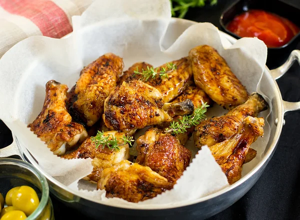 Bacchette e ali di pollo smaltate — Foto Stock