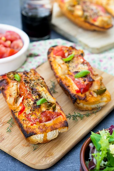 Sanduíche de rosto aberto grelhado com tomate, azeitonas, queijo e chique — Fotografia de Stock