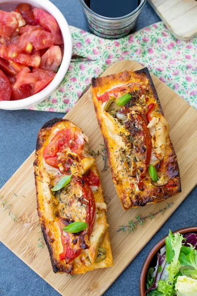 Sandwich de cara abierta a la parrilla con tomate, aceitunas, queso y chic —  Fotos de Stock